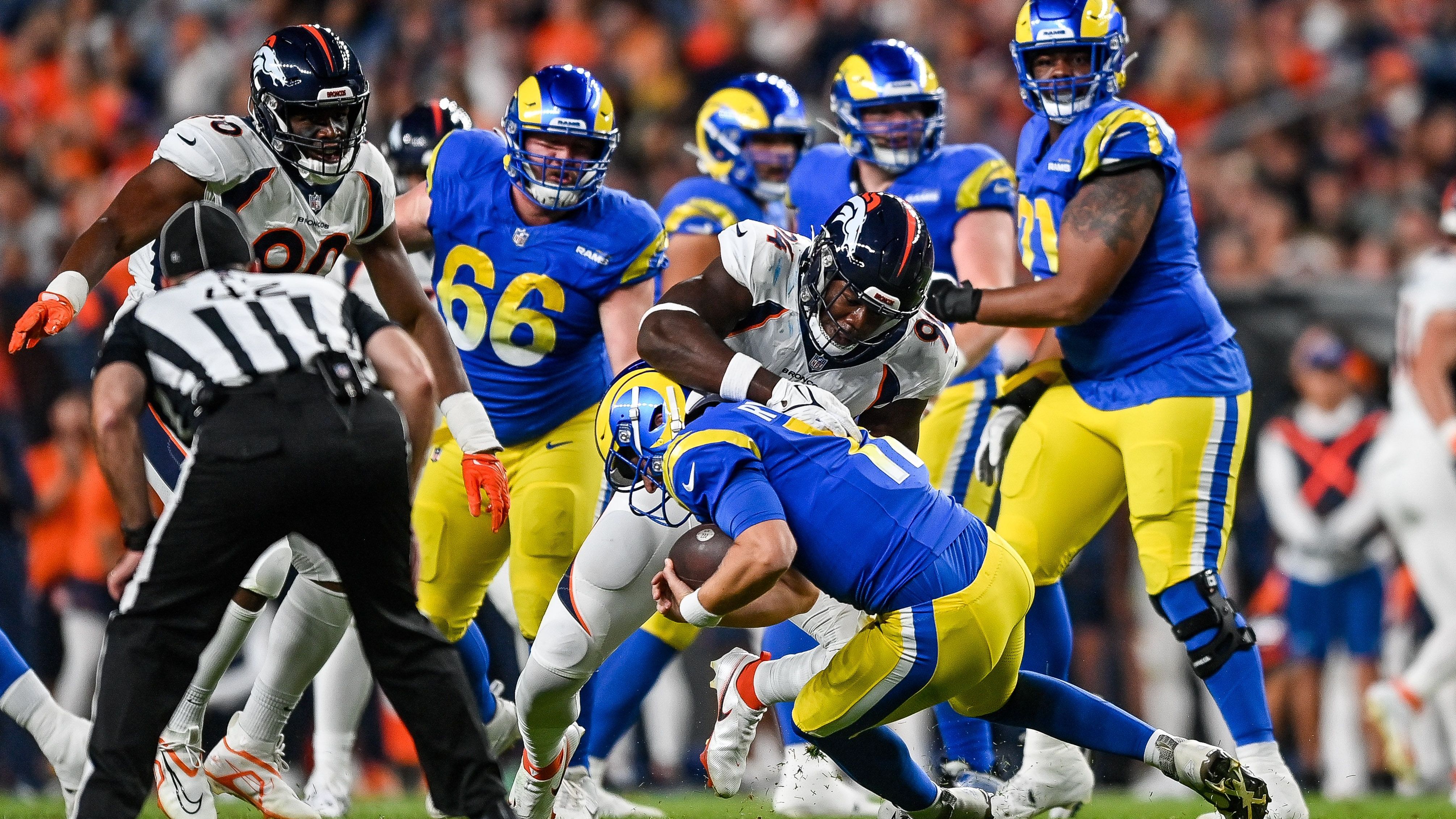 <strong>Los Angeles Rams: Stärken (Offensive)</strong><br>Um sie herum finden sich eine Reihe an soliden Skill-Position-Spielern, die Offensive Line ist ebenfalls einigermaßen intakt. Ein großer Pluspunkt für die Offensive als Ganzes ist die Qualität ihres Head Coaches Sean McVay, der weiß, wie er seine Spieler bestmöglich in Szene setzt und über die Jahre immer wieder neue Anpassungen vorgenommen hat, um gegnerischen Defensiven einen Schritt voraus zu sein.