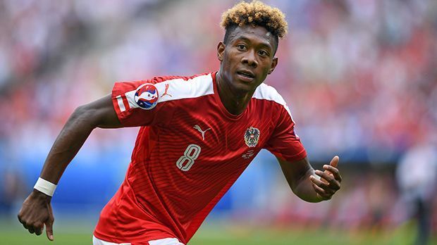 
                <strong>David Alaba</strong><br>
                David Alaba: Spielte zwischen Arnautovic und Sabitzer in einer ungewohnt offensiven, fast Stürmer-Position. Das merkte man ihm an. Wurde in der 36. Minute festgehalten und holte einen Elfmeter heraus – seine bis dahin beste Aktion. Taute danach etwas auf. Durfte dann nach der Halbzeit im Mittelfeld ran und überließ den eingewechselten Janko die Sturmspitze. Vergab eine große Möglichkeit in der 50. Minute. Schoss einen starken Freistoß in der 80. Minute. Fühlte sich auf seiner Mittelfeld-Position deutlich wohler. Entkommt so gerade der Note 4. ran-Note: 3
              