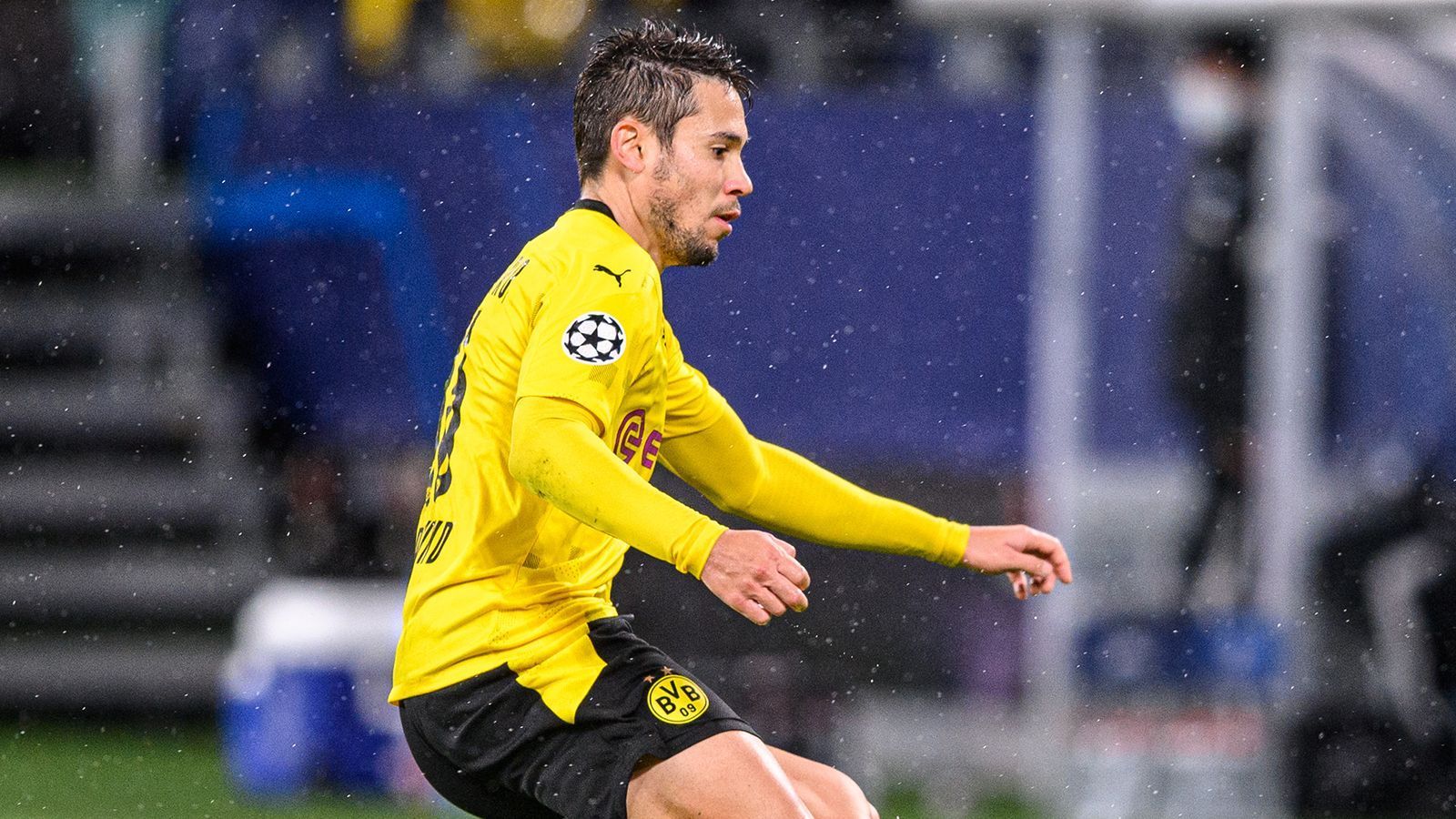 
                <strong>Raphael Guerreiro</strong><br>
                In der Viererkette aufgeboten traut sich Raphael Guerreiro zunächst wenig und ist auf Defensivaufgaben bedacht. Riyad Mahrez hat er weitestgehend im Griff, offensiv geht jedoch nichts, bis kurz vor der Pause. Da hat er aus zentraler Position eine gute Schusschance, die jedoch abgeblockt wird. ran-Note: 3
              