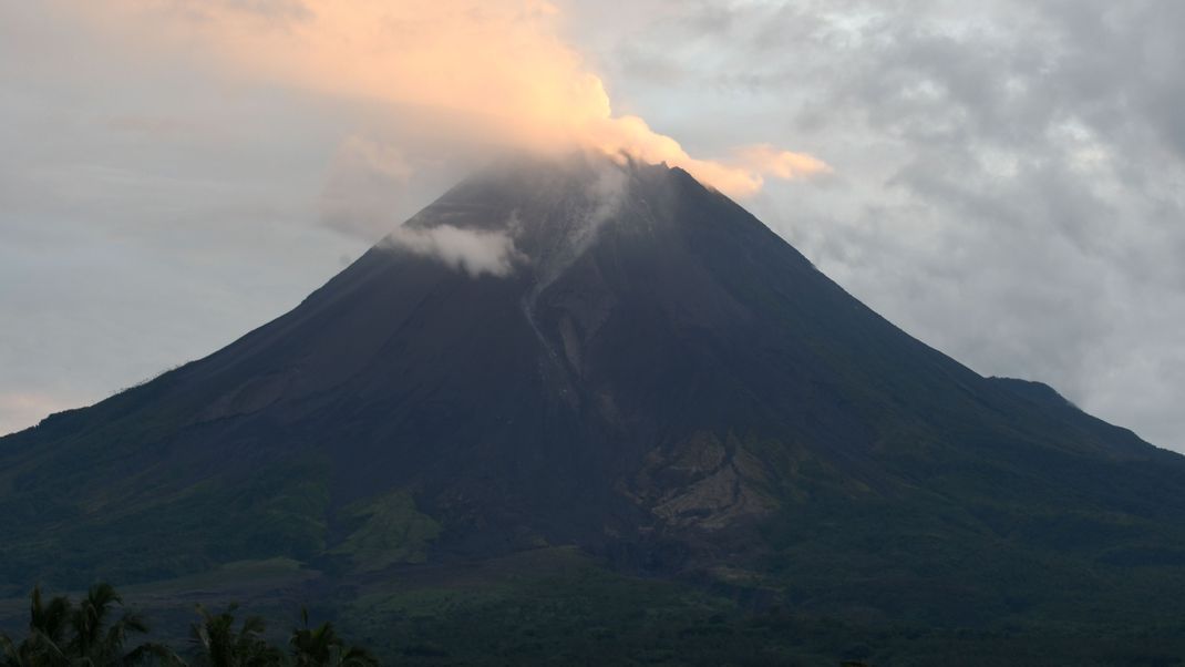 Naturschauspiel: Auch ein Vulkanausbruch kann die Zusammensetzung der Luft regional und zeitlich verändern. Das Foto zeigt den Mount Merapi in Indonesien im Februar 2024. Das Ausspucken von Lava und Ruß kann den Staub und Gasgehalt der Luft beeinflussen.