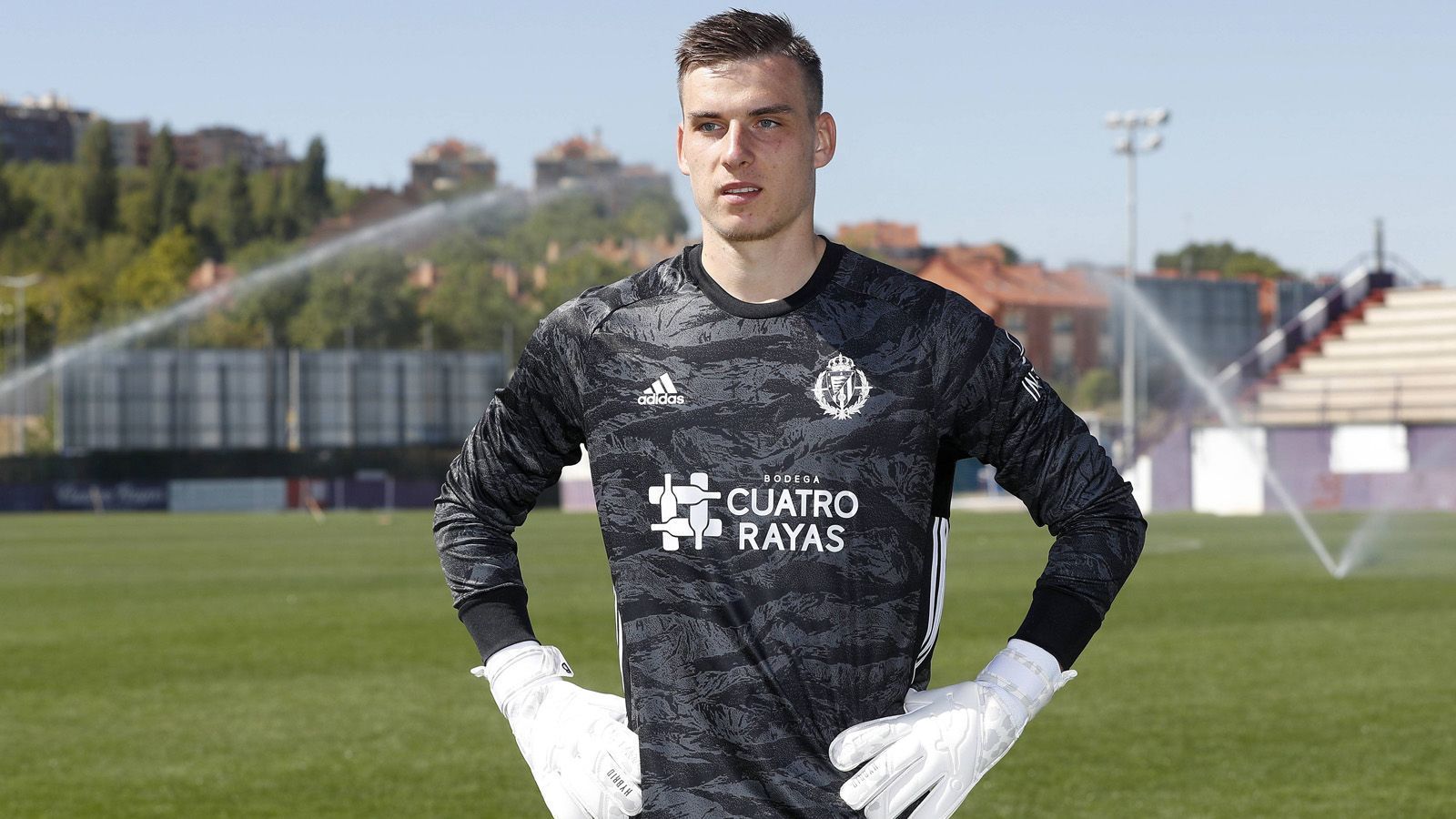 
                <strong>Andrij Lunin</strong><br>
                Alter: 20 JahreVerein: Real Valladolid (Leihspieler von Real Madrid)Position: TorNationalität: Ukraine
              