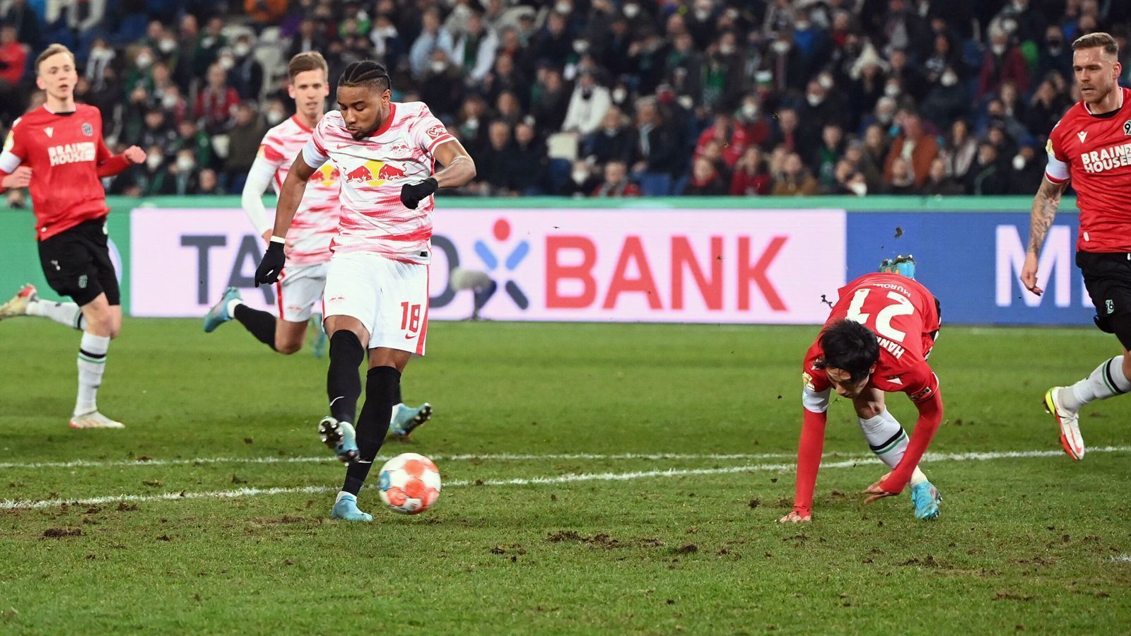 
                <strong>RB souverän ins Pokal-Halbfinale: Die Noten für RB Leipzig </strong><br>
                RB Leipzig erreicht mit einem souveränen Sieg über Zweitligist Hannover 96 das Halbfinale im DFB-Pokal. ran hat die Noten für die RB-Stars. 
              