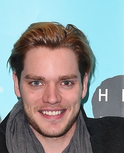 Schauspieler, Sänger und Model Dominic Sherwood hat ebenfalls ein blau-braunes Auge.