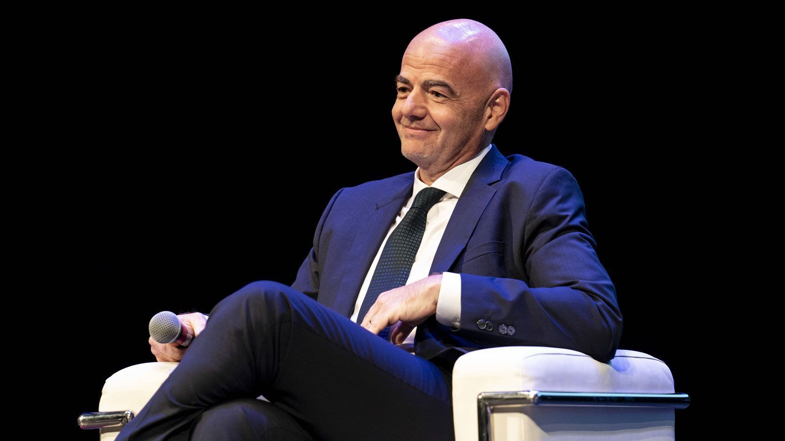 
                <strong>16. Januar 2022</strong><br>
                FIFA-Präsident Infantino verlegt seinen Lebensmittelpunkt in die katarische Hauptstadt Doha. Der Schweizer hat ein Haus im Emirat gemietet und lebt dort mit seiner Familie.
              