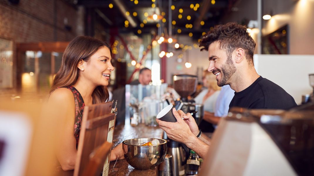 Besonders im Frühling ist es toll, sich zu verlieben, wenn alles in Aufbruchstimmung ist. Mit unseren Flirt-Tipps gelingt dir das garantiert. 