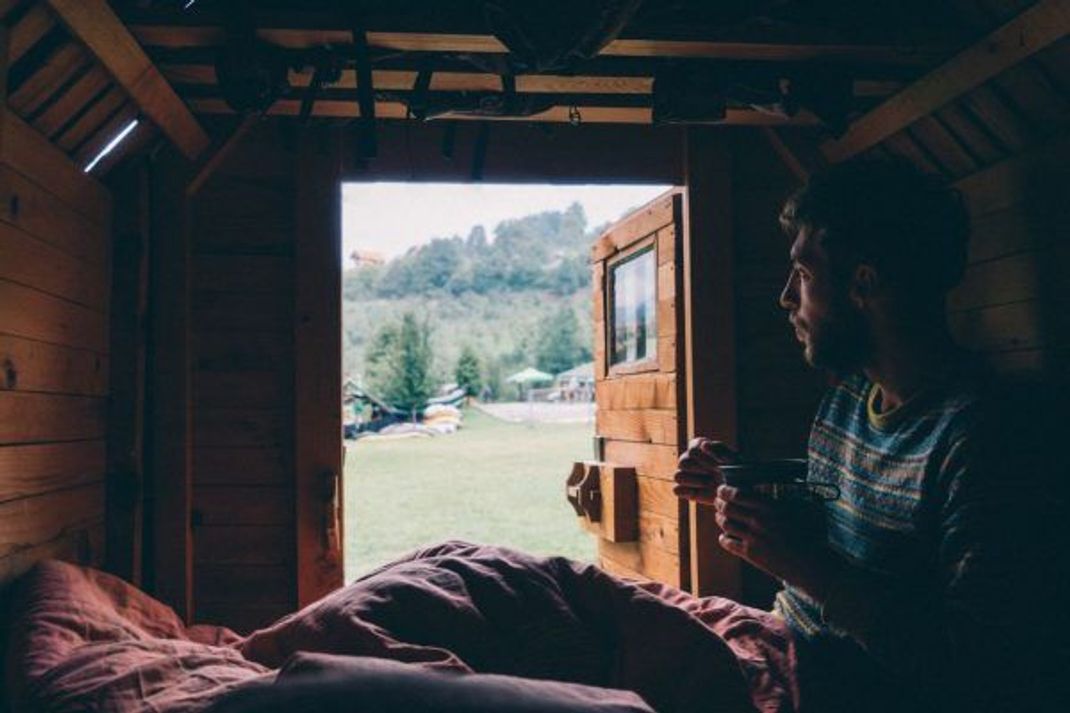 Direkt in der Natur und doch ein Dach über dem Kopf. Kleine Hütten sind eine super Alternative zum Zelt.