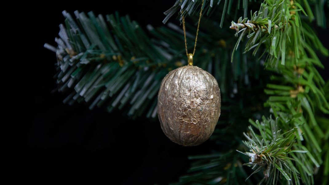 Sind einfach und bringen ein paar Farbtupfer an deinen Baum: goldgefärbte Walnussschalen.