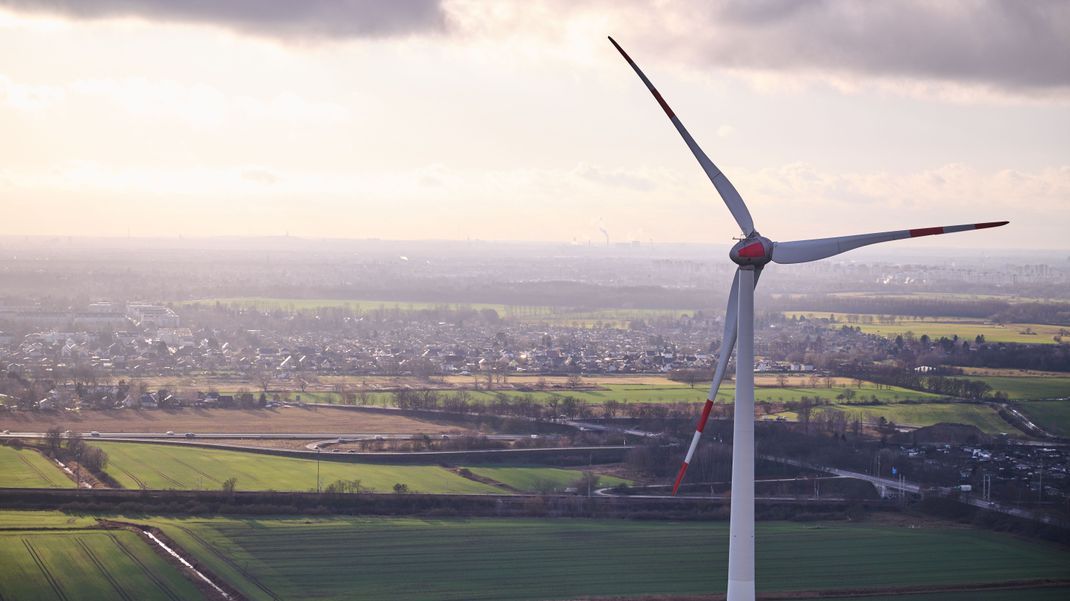 Die CDU und Grünen in NRW wollen den Mindestabstand von Windrädern zu Wohnsiedlungen abschaffen.