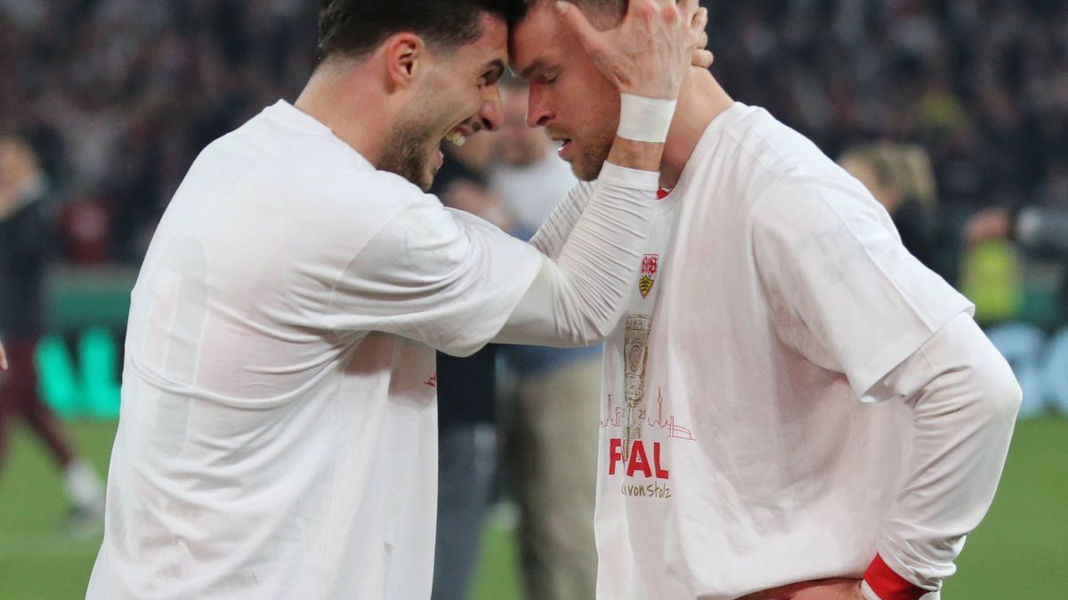 Fußball, DFB-Pokal, VfB Stuttgart - RB Leipzig 02.04.2025, xmohx, Fussball DFB Pokal 1 2 Finale, VfB Stuttgart - RB Leipzig v.l. Maximilian Mittelstädt wird von Atakan Karazor (Stuttgart) gefeiert ...