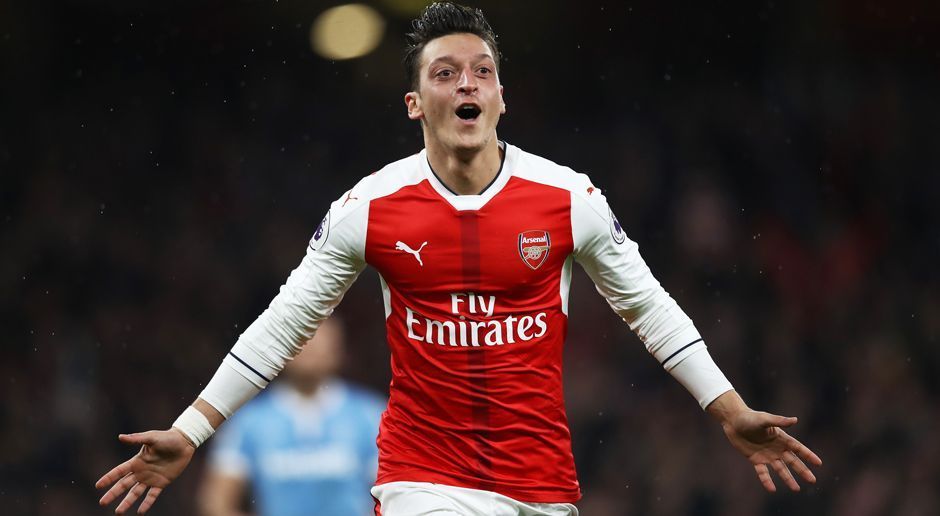 
                <strong>Mesut Özil (FC Arsenal)</strong><br>
                Und noch ein "Gunner": Laut der spanischen Zeitung "Marca" liebäugelt Mesut Özil mit einer Rückkehr zu Real Madrid. Die Vertragsgespräche zwischen dem deutschen Nationalspieler und dem FC Arsenal sollen ins Stocken geraten sein. Angeblich vermisst der 28-Jährige die Lebensqualität Madrids und seinen engen Freund Sergio Ramos und bietet sich deshalb für eine Rückkehr zu den "Königlichen" an. Özil hatte von 2010 bis 2013 für Real Madrid gespielt, ehe er für 50 Millionen Euro zum FC Arsenal wechselte. Sein Vertrag in London läuft noch bis 2018.
              