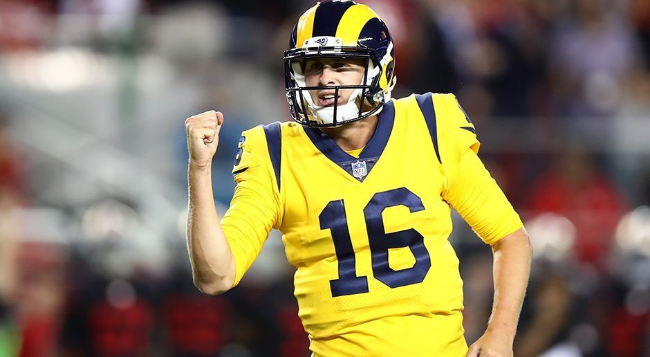 
                <strong>Gewinner: Jared Goff</strong><br>
                Alles wird bei den Rams auf Jared Goff ausgelegt. Mit Cooks könnte die punktstärkste Offensive der vergangenen Saison noch unberechenbarer werden. Dabei ist Cooks nicht nur einfach eine weitere hochkarätige Anspielstation für Goff, sondern auch eine Möglichkeit, den Mix aus starkem Laufspiel mit Todd Gurley und tiefen Pässen von Goff noch variabler zu machen. Und: Laut Ian Rapoport hat Goff in der Offseason schon einige Pässe auf Cooks geworfen und so schon eine Connection zu seiner neuen Anspielstation aufgebaut.
              
