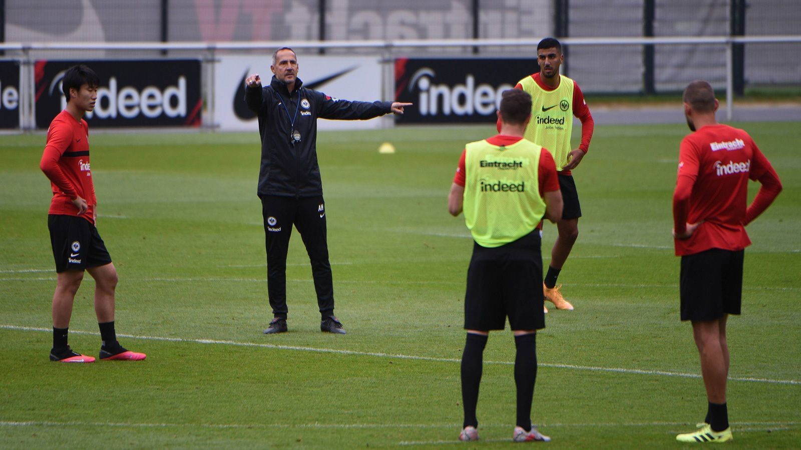 
                <strong>Die Eintracht ist ausgeruht</strong><br>
                Nach zwei wilden Jahren in der Europa League kann sich Eintracht Frankfurt in diesem Jahr voll und ganz auf die Bundesliga konzentrieren. Während die Bayern in der Champions League am Dienstag Atletico Madrid zerstörten, saßen die Frankfurter Profis gemütlich auf dem Sofa und konnten die ganze Woche hindurch trainieren. Und selbst wenn die Partie gegen die Spanier die Münchner nicht sonderlich gestresst haben sollte, ist es durchaus bekannt, dass Mannschaften nach Champions-League-Spielen in der Liga auch mal schwächeln.
              