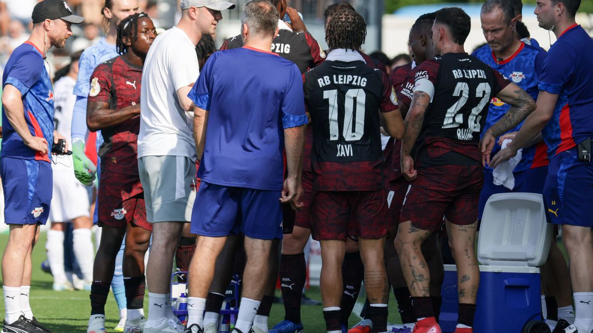 16.08.2025, xhettx, Fussball DFB Pokal 1.Runde, SV Sandhausen - RB Leipzig v.l. Ole Werner (RB Leipzig, Trainer) nutzt die Trinkpause für Anpassungen (DFL DFB REGULATIONS PROHIBIT ANY USE OF PHOTOG...