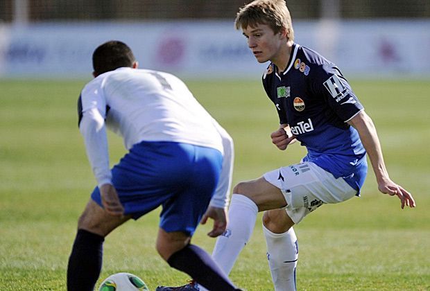 
                <strong>Martin Ödegaard: Das ist Norwegens Wunderknabe</strong><br>
                Norwegens jüngster Erstliga-Spieler und Erstliga-Torschütze: Ödegaard hat in seinem jungen Alter schon einige Bestmarken aufgestellt. "Man kann ihn natürlich nicht mit Lionel Messi vergleichen, aber er hat was von Lionel Messi", sagt der ehemalige Bundesliga-Profi Kjetil Rekdal.
              