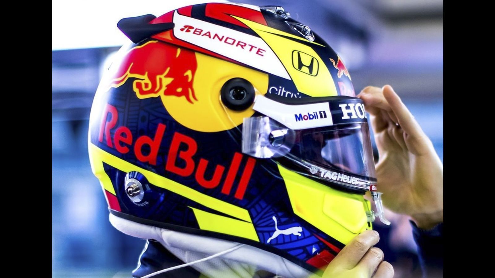 
                <strong>Sergio Perez (Red Bull Racing)</strong><br>
                Während Max Verstappen auf eine weiße Grundfarbe setzt, ist der Helm des neuen Teamkollegen Sergio Perez hauptsächlich im typischen Red-Bull-Dunkelblau, dazu kommen gelbe Akzente.
              