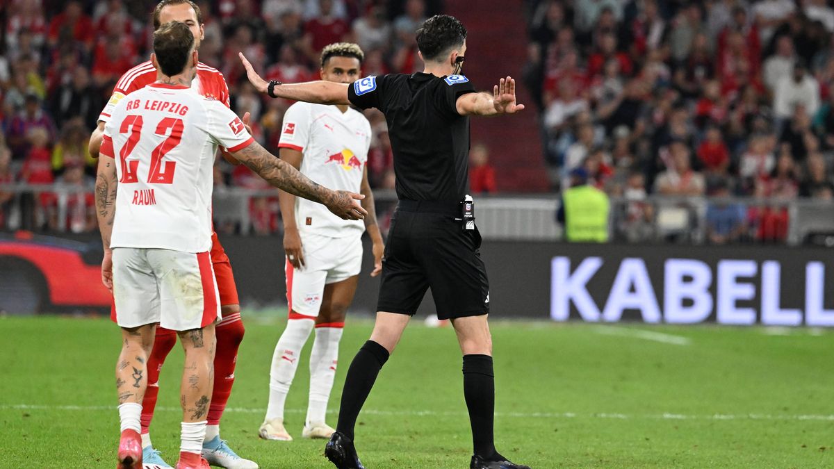 22.08.2025, xsltx, Fussball 1.Bundesliga, FC Bayern Muenchen - RB Leipzig v.l. Schiedsrichter Referee Florian Badstübner erkennt das Tor zum 4:1 ab (DFL DFB REGULATIONS PROHIBIT ANY USE OF PHOTOGRA...