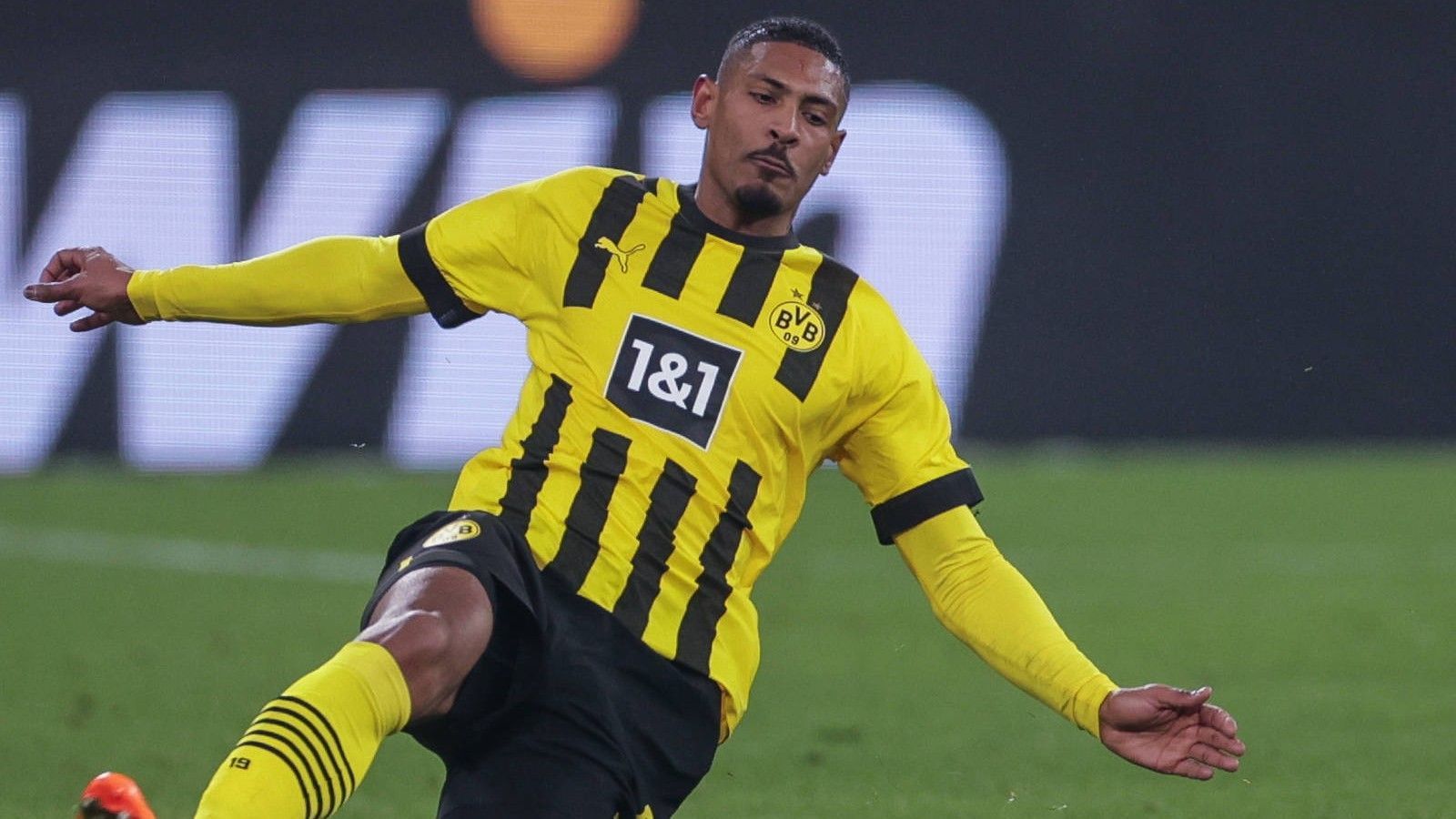 
                <strong>Sebastien Haller</strong><br>
                Ersetzt nach einer guten Stunde Moukoko im Sturmzentrum. Verändert das Dortmunder Offensivspiel aber nur bedingt, denn auch er bekommt keine Bälle serviert. Beendet das Spiel am Ende ohne Torabschluss, bereitet aber den umjubelten Siegtreffer von Reyna vor. ran-Note: 2
              