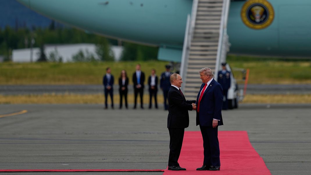 Trump und Putin schütteln sich in Alaska die Hand.