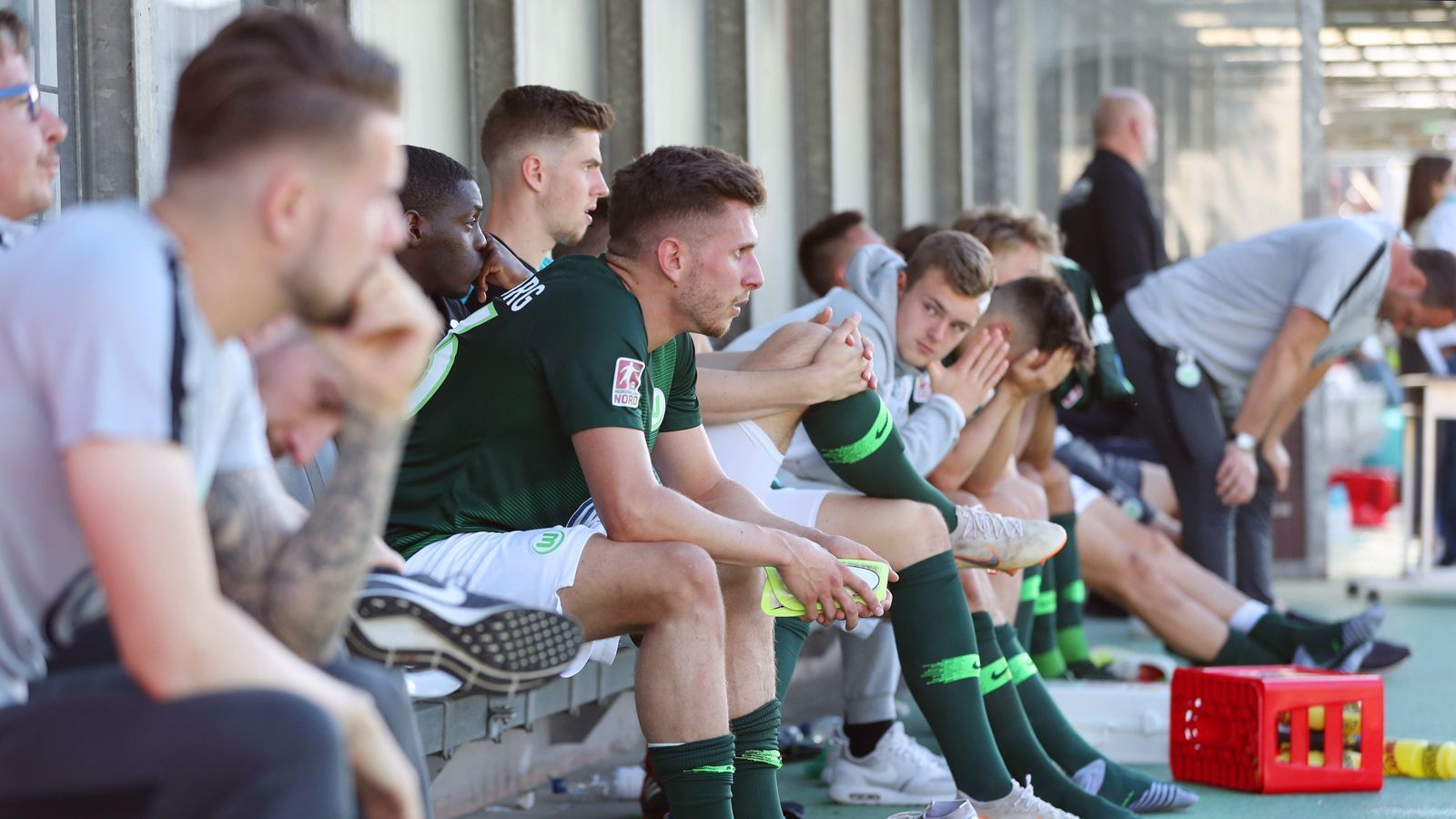 
                <strong>VfL Wolfsburg (Meister Regionalliga Nord)</strong><br>
                Mit nur drei Niederlagen setzte sich die zweite Mannschaft des VfL Wolfsburg in der Regionalliga Nord mit 77 Punkten knapp vorm VfB Lübeck als Meister durch und kam so in die Aufstiegs-Relegation. Dort sah es im Hinspiel nach einem 3:1-Sieg gegen Bayern München II schon ganz nach dem Drittliga-Aufstieg der "Wölfe" aus. Im Rückspiel musste sich die Mannschaft von Rüdiger Ziehl in München allerdings mit 1:4 geschlagen geben und verpasste damit den ersehnten Sprung in die 3. Liga. 
              