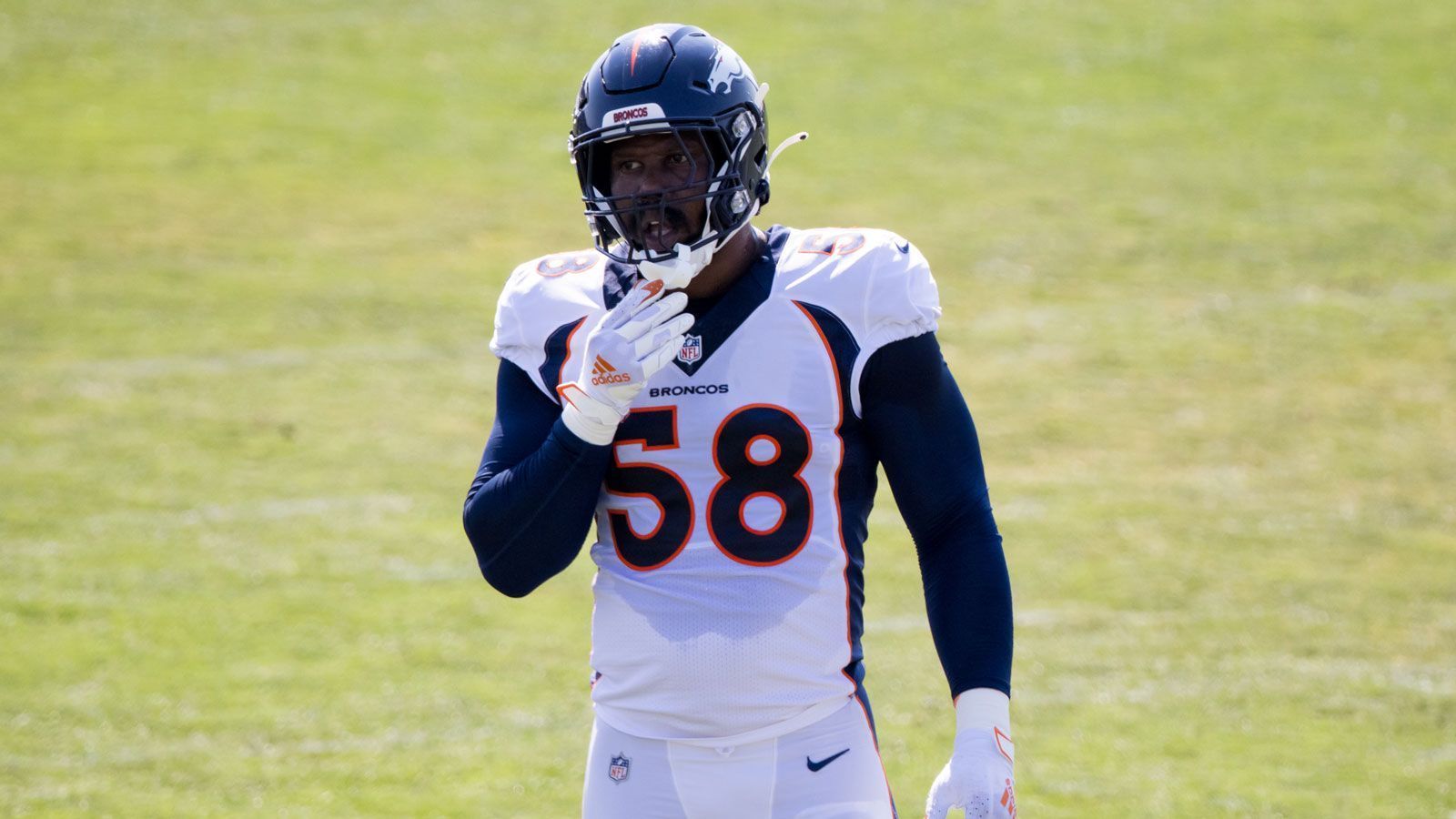 
                <strong>Von Miller (Linebacker)</strong><br>
                Viel schlechter hätte die Saison 2020 für die Denver Broncos und Von Miller nicht starten können. Der Star-Linebacker verletzte sich wenige Tage vor der ersten Partie im Training und musste unters Messer, um eine Sehne am Knöchel reparieren zu lassen. In der anstehenden Spielzeit wird Miller aber wieder versuchen, die gegnerischen Passgeber zu Boden zu bringen.
              