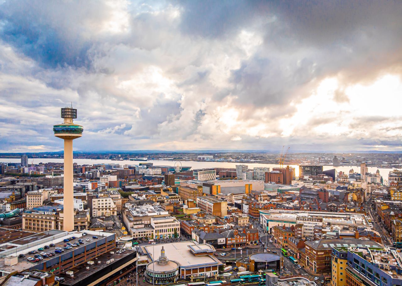 Der 133 Meter hohe Fernsehturm bietet eine ungehinderte 360-Grad-Aussicht auf die Stadt. 2001 zog Radio City in den Tower ein. Die Studios des Lokalsenders befinden sich auf der Besucherplattform, so dass man von außen einen Blick hineinwerfen kann.
