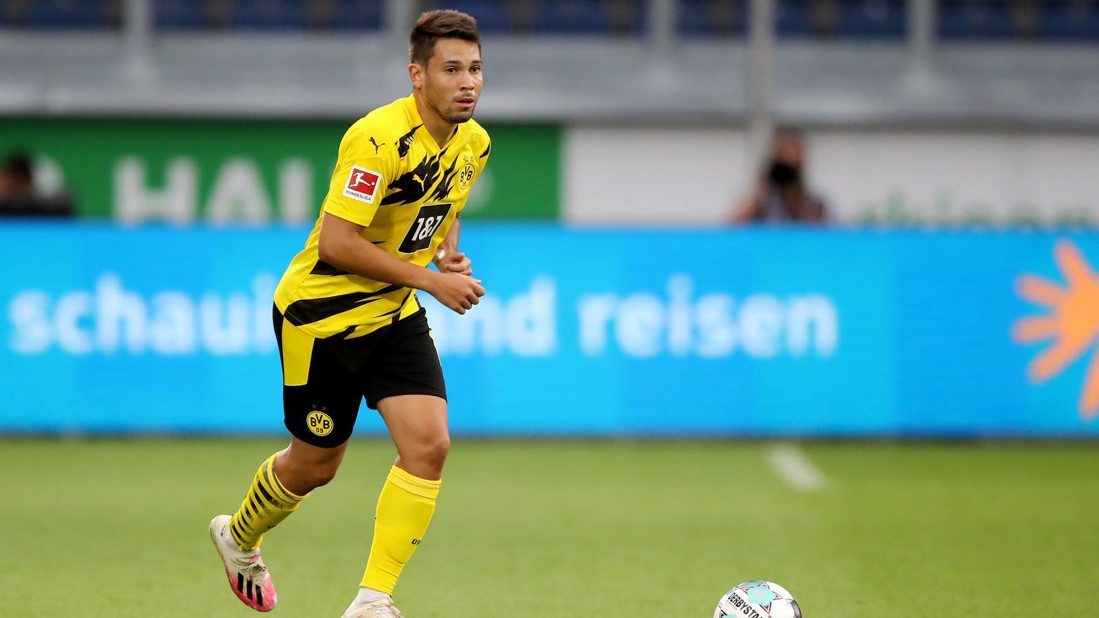 
                <strong>Raphael Guerreiro</strong><br>
                Sorgt auf der linken Seite für viel Wirbel, schaltet sich immer wieder offensiv mit ein. Die Seitenwechsel mit Meunier machen das Dortmunder Spiel variabler. Seine Flanken finden fast immer den richtigen Adressaten. Sucht in der 18. Minute nach einer Kopfballvorlage von Brandt selbst aus der zweiten Reihe den Abschluss, verzieht jedoch. Bereitet das 1:0 durch Akanji mit einer kurzen Ecke vor. Auch das 3:0 durch Hummels resultiert aus einer Guerreiro-Ecke. ran-Note: 2 
              