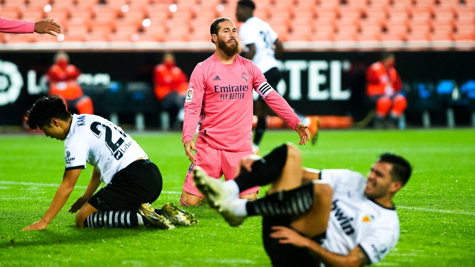 
                <strong>Real Madrid (4. Platz)</strong><br>
                Stichwort Real. Die Königlichen schleppen sich durch eine Saison, die von den eigenen Fans und den Medien mit einem Superlativ nach dem anderen bedacht wird – allerdings im negativen Sinn. Fünf Siege, ein Remis und zwei Niederlagen stehen bislang in der Liga zu Buche bei einem Spiel weniger als der Tabellenführer San Sebastian, aber auch einem mehr als Stadtrivale Atletico, das einen Punkt vor den Königlichen in der Tabelle steht. Das mag noch einigermaßen vertretbar erscheinen, nimmt man aber die Königsklasse hinzu, in der die Madrilenen nach drei Spielen vier Punkte haben und um den Einzug in die K.o.-Phase kämpfen müssen, kann man festhalten: bei Real brennt's!
              
