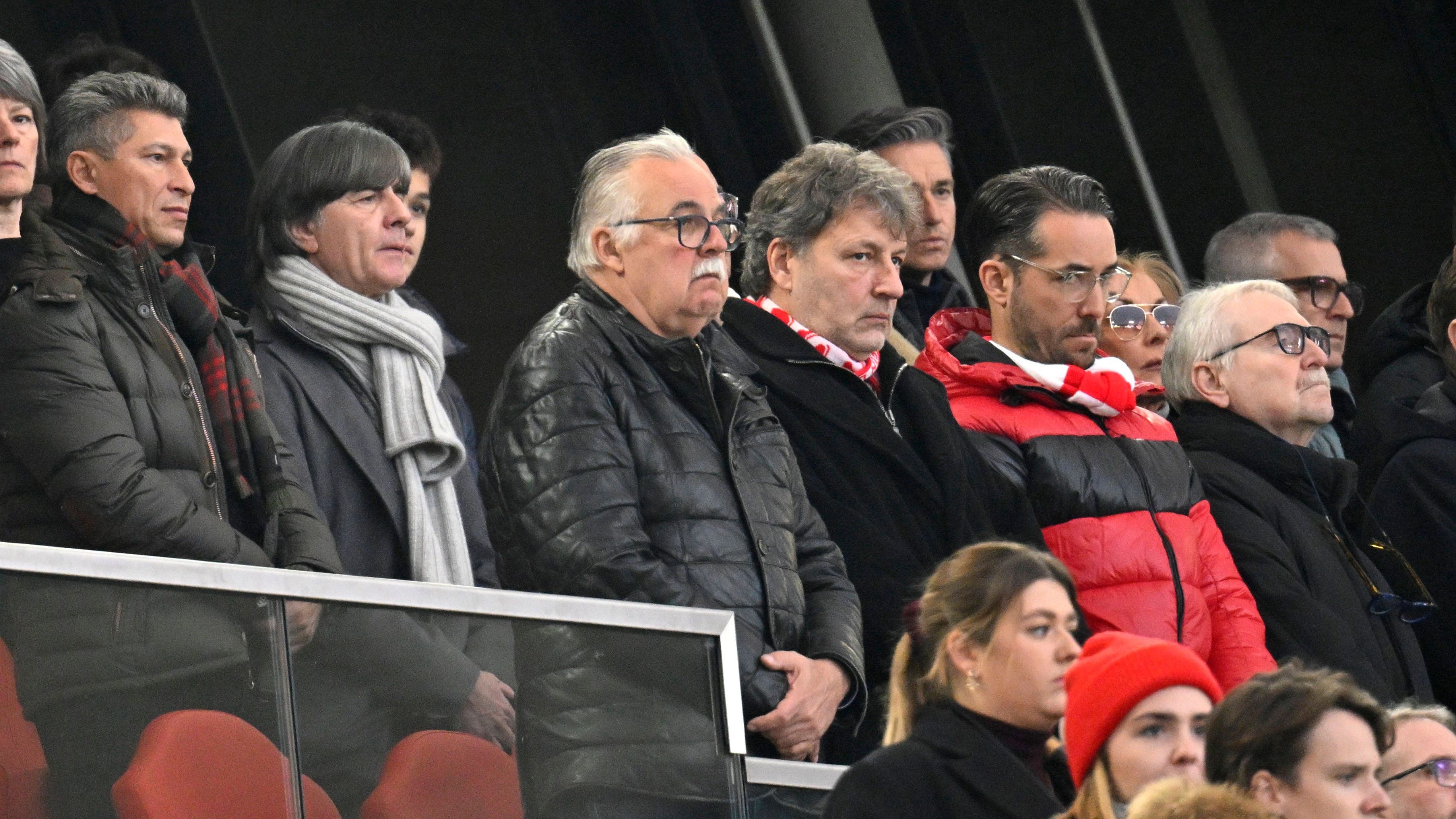 <strong>Bundesliga: VfB Stuttgart vs. FC St. Pauli</strong><br>Auch Ex-Bundestrainer Joachim Löw und der ehemalige VfB-Stürmer Krassimir Balakov gedenken den Opfern.