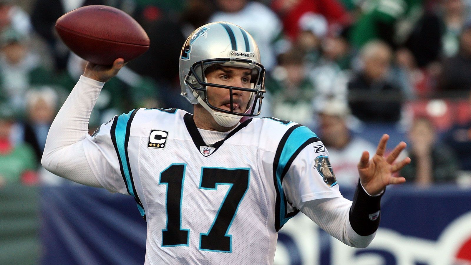 
                <strong>Platz 4: Jake Delhomme</strong><br>
                Jake Delhomme ist der einzige Spieler in dieser Top 10, der 1998 und 1999 zwei Saisons in der NFL Europe verbrachte. In seiner ersten Saison war er als zweiter Quarterback hinter Kurt Warner Teil der Amsterdam Admirals. In seiner zweiten Saison gewann er mit Frankfurt Galaxy den World Bowl. Zurück in den USA, konnte er sich bei den New Orleans Saints trotz der Europa-Erfahrung nicht durchsetzen, weshalb er zu den Carolina Panthers wechselte. Dort war er bis 2009 Starting Quarterback und stellte einige Rekorde der Franchise auf. 2004 verlor er im Super Bowl knapp gegen die New England Patriots. 2011 beendete er seine Karriere.
              