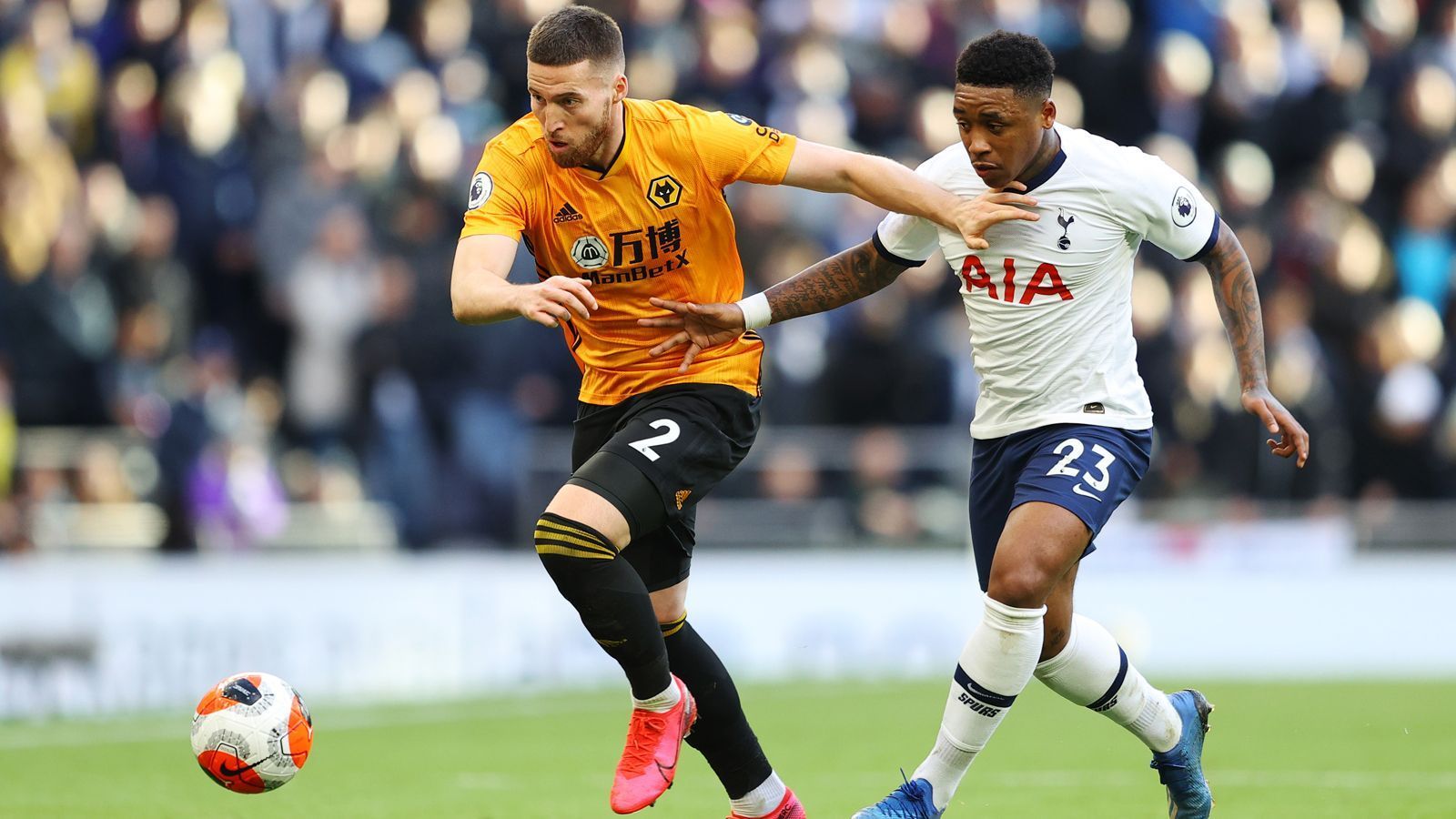 
                <strong>Matt Doherty (Tottenham Hotspur)</strong><br>
                Premier-League-Klub Tottenham Hotspur hat die Abwehr mit Matt Doherty verstärkt (li.). Der 28-jährige Ire wechselt von den Wolverhampton Wanderers zum Team von Coach Jose Mourinho und unterschreibt bei den Londonern einen Vertrag bis 2024. Doherty soll 16,5 Millionen Euro Ablöse gekostet haben und gilt als Nachfolger von Serge Aurier, der wohl vor einem Spurs-Abgang steht. Doherty bestritt 302 Pflichtspiele für die Wolves, 75 davon in der Premier League. 
              