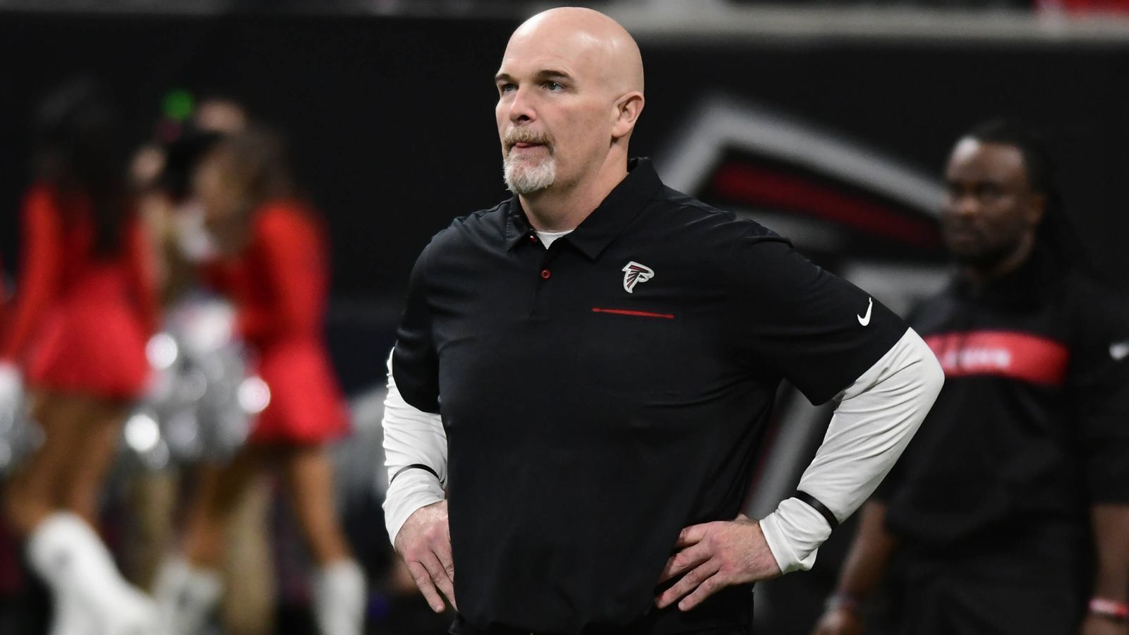 
                <strong>Dan Quinn</strong><br>
                Dan Quinn trat 2015 bei den Atlanta Falcons seine erste Funktion als Head Coach der NFL an, führte die Franchise einmal in den Super Bowl, erlebte danach allerdings schwierige Zeiten und wurde im Oktober 2020 nach einem Fehlstart mit fünf Niederlagen aus fünf Spielen entlassen. Quinn war 2005 und 2006 Defensive Line Coach der Miami Dolphins unter Nick Saban.
              