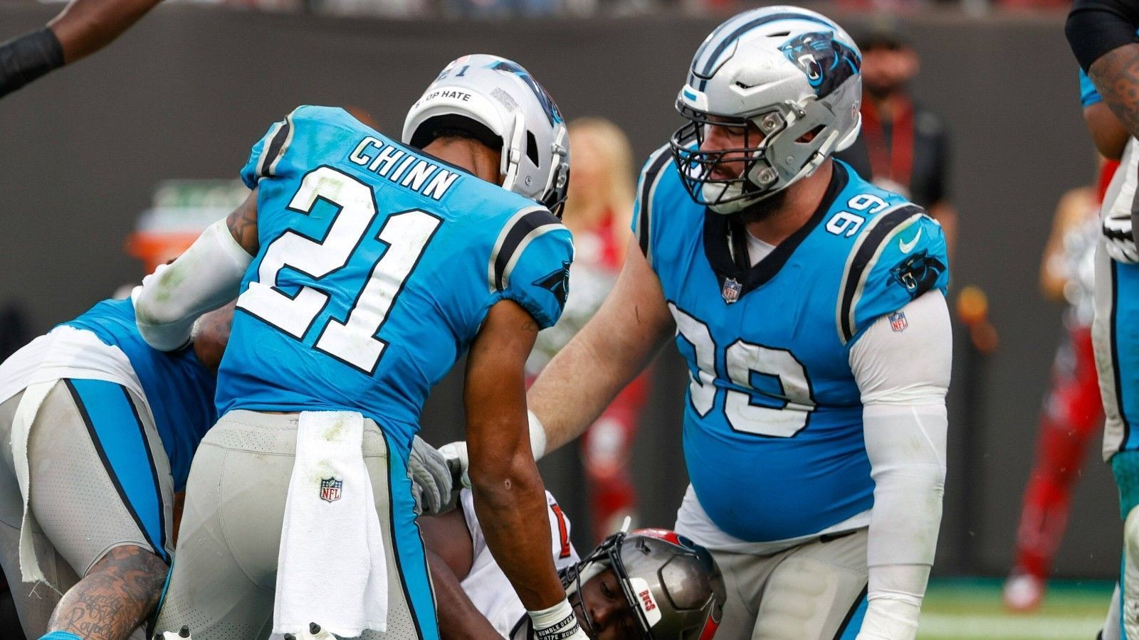 
                <strong>Carolina Panthers (NFC South)</strong><br>
                Es hat nicht gereicht: Auch die Carolina Panthers sind im Rennen um die Playoffs ausgeschieden. Eine 24:30-Niederlage gegen Division-Rivale Tampa Bay Buccaneeers beendete alle noch verbliebenen Hoffnungen. Besonders bitter: Die Panthers führten bereits mit 14:0, dann allerdings zeigten Tom Brady und seine Teamkollegen ihr Können. Carolina verpasst damit bereits zum fünften Mal in Folge die Postseason.
              