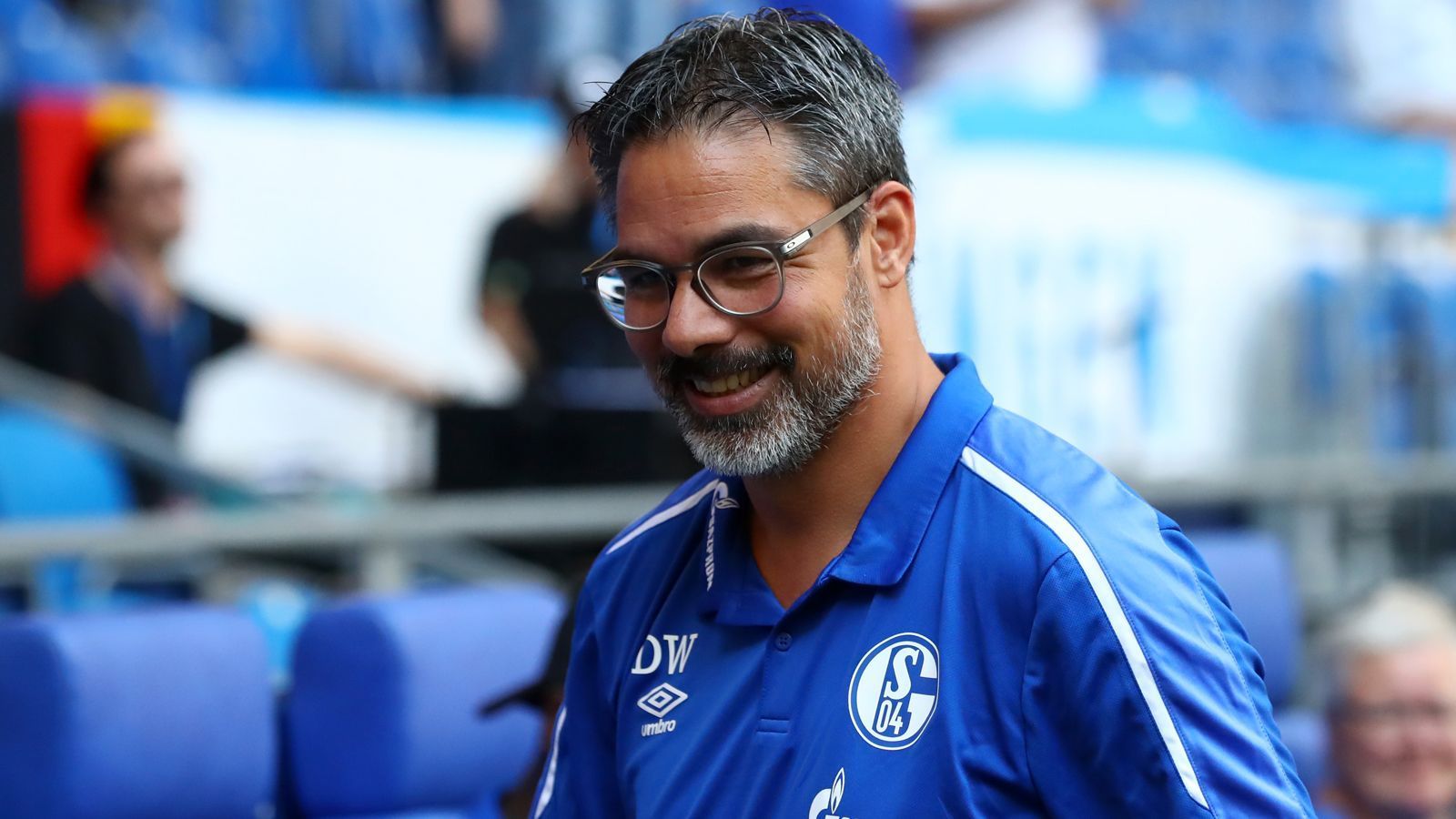 
                <strong>David Wagner (FC Schalke 04)</strong><br>
                Bei den Schalkern soll ein früherer Eurofighter für eine erfolgreiche Zukunft sorgen: David Wagner. Der Deutsch-Amerikaner war schon Teil der S04-Mannschaft, die 1997 sensationell den UEFA-Cup gewann und mit seiner Person verbinden die Gelsenkirchener Fans natürlich nun eine gewisse Aufbruchsstimmung. Als Aktiver durfte Wagner 36 Mal (drei Tore) für die S04-Profis ran, sein Trainerhandwerk lernte der Ex-Spieler allerdings ausgerechnet beim Schalker Erzrivalen Dortmund. Von der zweiten Mannschaft des BVB ging es für Wagner dann auf die Insel zu Huddersfield, wo er sich fast drei Jahre lang hielt und mit dem Underdog auf Anhieb den Aufstieg in die Premier League schaffte.
              