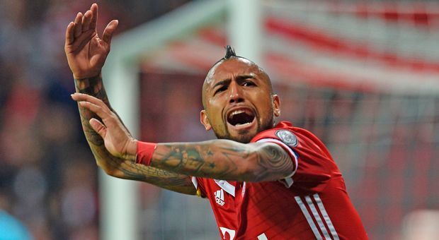 
                <strong>Arturo Vidal (FC Bayern München)</strong><br>
                Macht von Beginn an seinem Spitznamen Krieger alle Ehre. Mit der Wucht überspringt er auch in der 25. Minute Nacho und köpft den Ball zum 1:0 in die Maschen. Verpasst in der 40. wieder per Kopf das 2:0. Nimmt anschließend das Elfmeter-Geschenk nicht an. Räumt im zentralen Mittelfeld auf, wie man es von ihm in wichtigen Spielen gewohnt ist. ran-Note: 2
              