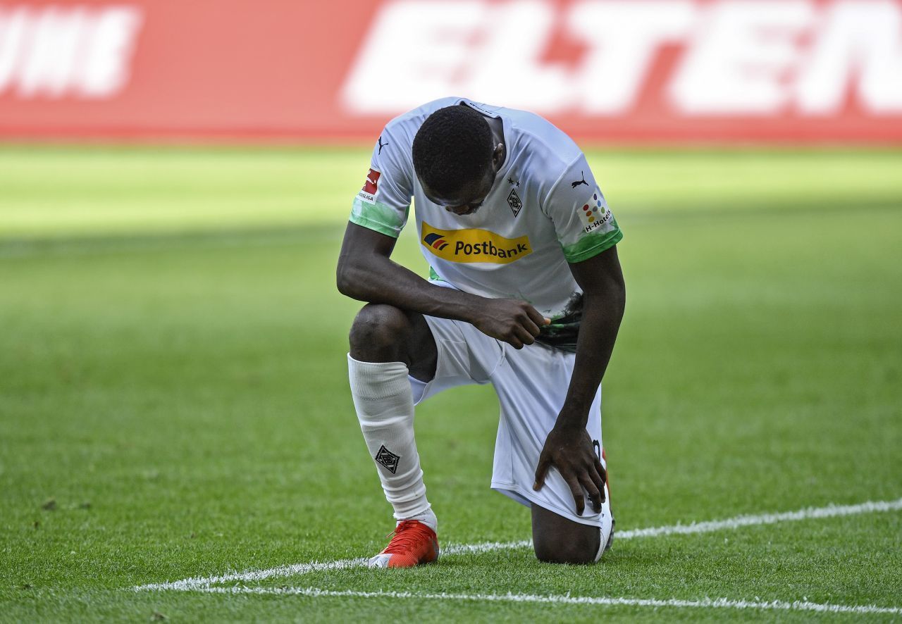 Viele schwarze Fußballer haben ihre Bühne genutzt, um an das Schicksal von George Floyd zu erinnern. Gladbachs Markus Thuram kniete nach seinem Tor gegen Union Berlin demonstrativ nieder.