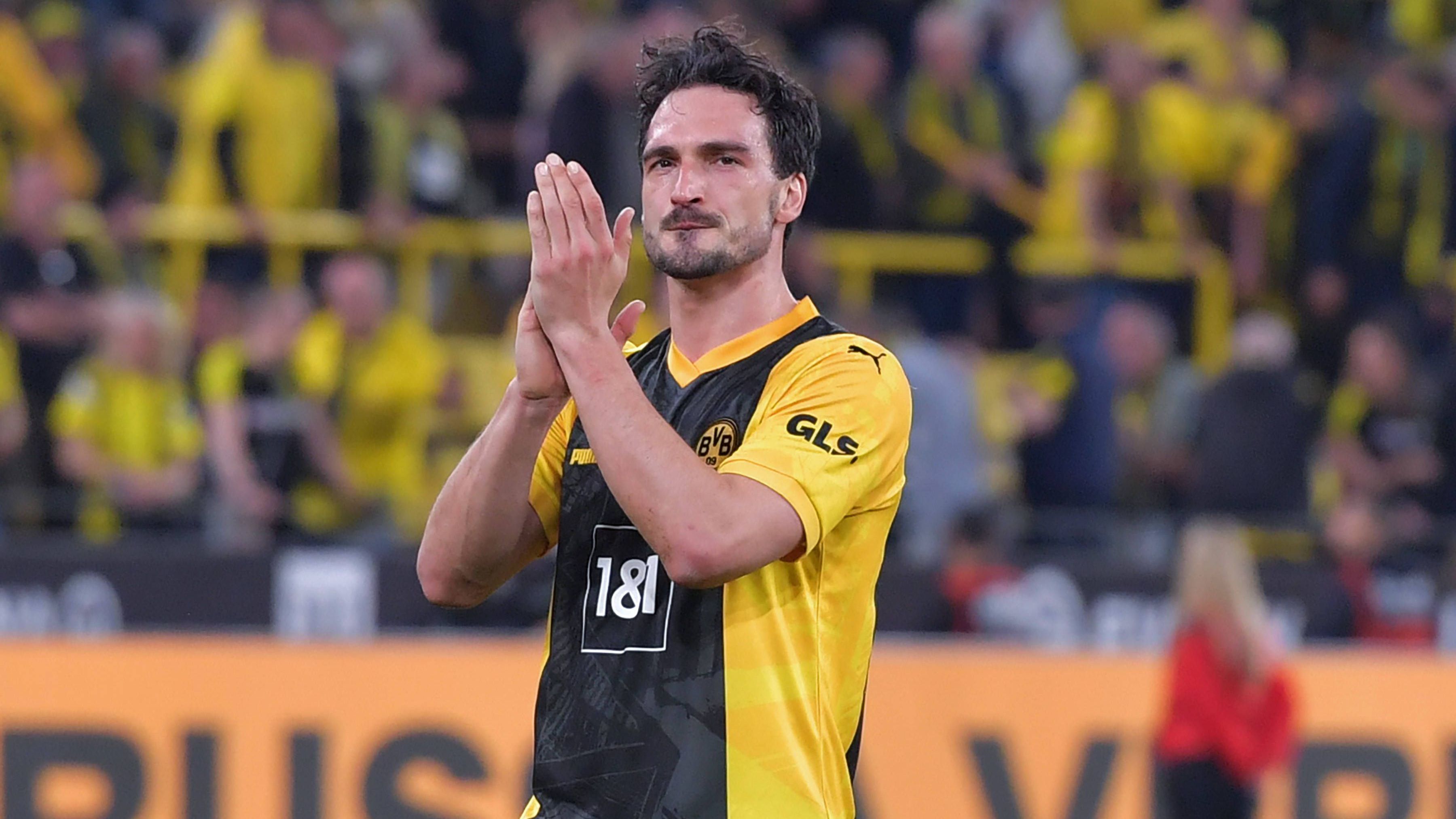 <strong>Mats Hummels</strong><br>In Dortmund ist Mats Hummels eine Ikone. Der Innenverteidiger sorgt vor allem für Stabilität und kann trotz fehlender Kapitänsbinde die Mannschaft führen. Ob es für den 35-Jährigen nach der Saison weiter geht, ist ungewiss. <strong>Ein Karriereende steht im Raum</strong>. "Es ist gar nichts entschieden in irgendeine Richtung", verriet Hummels nach dem Sieg über Bayern München am "Sky"-Mikrofon.