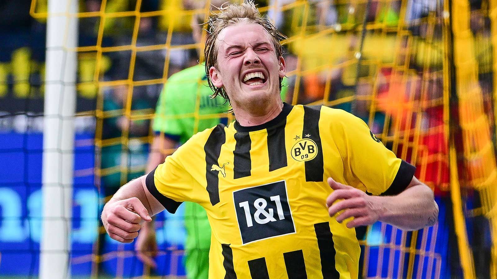 
                <strong>Zentrales Mittelfeld: Julian Brandt (Borussia Dortmund)</strong><br>
                Nicht wenige behaupten, Brandt spiele seine mit Abstand beste Saison im BVB-Trikot. Statistisch gesehen fehlt ihm noch ein Treffer im Vergleich zur Spielzeit 21/22 (9 Tore, 8 Vorlagen), aber das sind letztendlich nur die nackten Zahlen. Der Nationalspieler hat sich in puncto Integration ins Spiel und Rollenfindung beim BVB wesentlich verbessert, spielt oft vielleicht nicht den direkten Pass, der zum Tor führt, sondern dirigiert und initiiert durch starke Laufwege und Zuspiele. Brandt war im Februar kurz vor seinem Muskelfaserriss der beste Spieler der Liga. Mehr braucht man nicht zu sagen. Eine außerordentliche Saison.
              