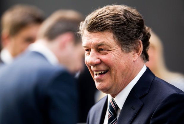 
                <strong>Otto Rehhagel</strong><br>
                Trainer der deutschen Mannschaft wird Otto Rehhagel sein. In seiner langjährigen Trainerlaufbahn gewann er mit Werder Bremen und dem 1. FC Kaiserslautern drei Meistertitel und führte Griechenland zu einem sensationellen Europameisterschafts-Sieg 2004.
              