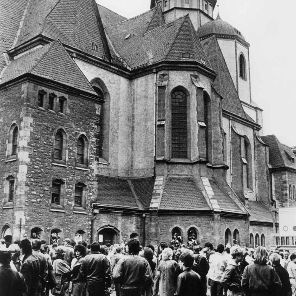Die Sehnsucht vieler DDR-Bürger nach Freiheit wuchs. Ab 1982 trafen sie sich montagabends zu Friedensgebeten in der Leipziger Nikolaikirche.