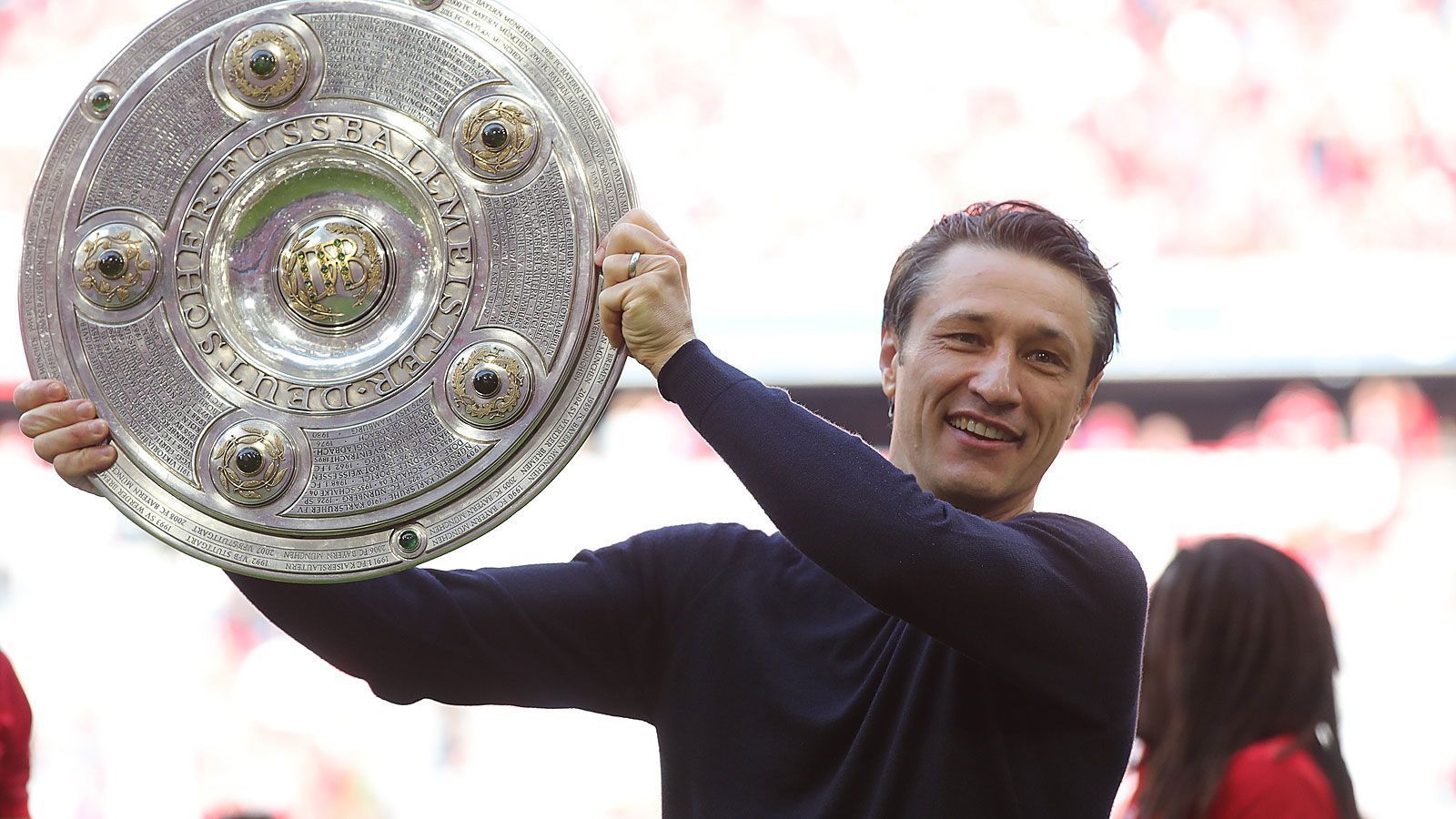 
                <strong>Gewinner: Niko Kovac</strong><br>
                Am Ende durfte er die Meisterschale also doch in die Hand nehmen: Niko Kovac hat die Titelserie von Bayern München fortgeführt und damit seinen zahlreichen Kritikern den Wind aus den Segeln genommen. Diese Meisterschaft ist umso beeindruckender, da der Rückstand auf den wiedererstarkten Konkurrenten Borussia Dortmund zwischenzeitlich neun Punkte betrug und rund um den Rekordmeister eigentlich immer Unruhe zu herrschen schien. Kovac ist nach Franz Beckenbauer erst der zweite Fußballer, der als Spieler und Cheftrainer mit den Bayern Meister wurde - das kann ihm keiner mehr nehmen. Und es ist sogar noch das erste Double seit drei Jahren drin, diese Ehre blieb Kovacs Vorgängern Carlo Ancelotti und Jupp Heynckes zuvor verwehrt.
              