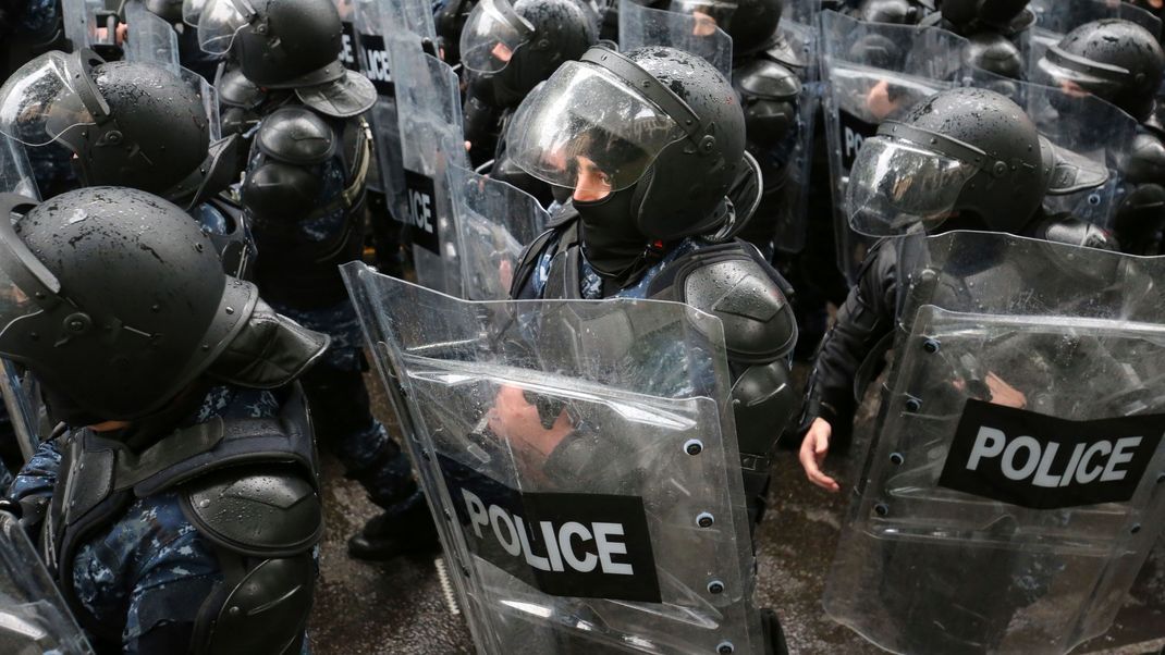 Polizisten während einer Demonstration gegen das "Russische Gesetz" in der Nähe des Parlamentsgebäudes in Tiflis.