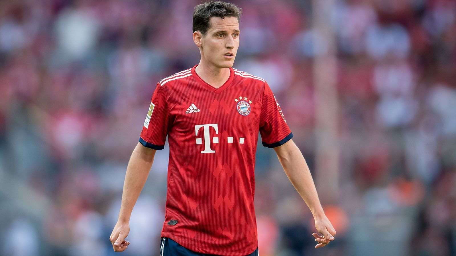 
                <strong>Sebastian Rudy (2017/18 von der TSG Hoffenheim)</strong><br>
                Die Zeiten von Sebastian Rudy und Sebastian Rode beim FC Bayern ähneln sich. Auch Rudy kam in seiner ersten Saison in München zwar regelmäßig zum Einsatz, war aber nie mehr als ein Ergänzungsspieler. Der mittlerweile 32-Jährige absolvierte 35 Partien für die Bayern und wurde im Sommer 2018 für 16 Millionen Euro nach Schalke transferiert - brachte dem Rekordmeister so immerhin eine sehr ansehnliche Ablöse ein.
              