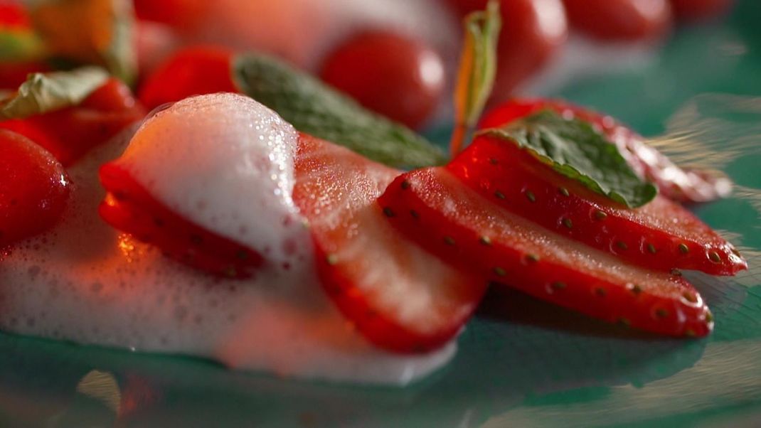 Erdbeer-Sphären unter Holunderblüten-Luft: So sieht der raffinierte Nachtisch, angerichtet im Fine-Dining-Stil, aus. 