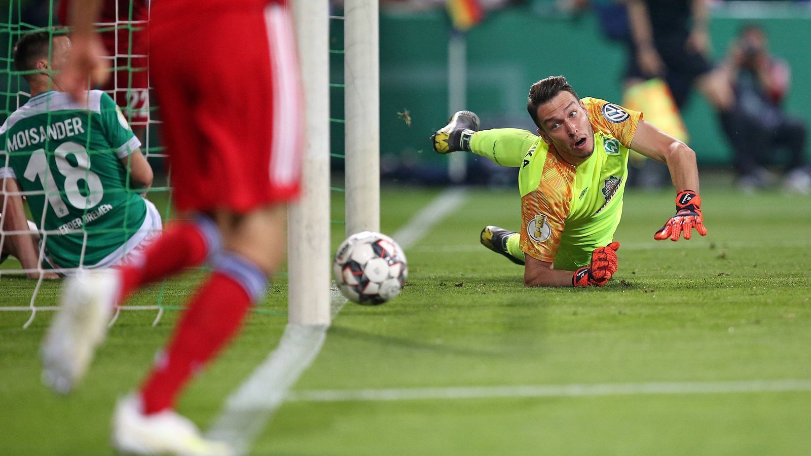 
                <strong>Jiri Pavlenka (Werder Bremen)</strong><br>
                Der Keeper steht lange nicht so oft im Fokus wie noch in München. Bei Lewandowskis 0:1 sieht er unglücklich aus, wird aber auch von seinen überraschten Vorderleuten im Stich gelassen. Kurz nach Wiederanpfiff verhindert er das 0:2 durch Coman. Das kassiert der Tscheche dann durch Müller, ist dabei aber machtlos. Beim 2:3 per Elfmeter von Lewandowski entscheidet er sich für die falsche Ecke. ran-Note: 3
              