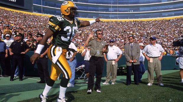 
                <strong>LeRoy Butler</strong><br>
                LeRoy Butler (Lambeau Field Stadium, Green Bay): LeRoy Butler verbrachte seine komplette Karriere als Strong Safety bei den Green Bay Packers. Am 26. Dezember 1993 schrieb Butler NFL-Geschichte, als er einen späten Touchdown erzielte und als erster Spieler überhaupt in die Zuschauermenge sprang - heute bekannt als Lambeau Leap. 
              