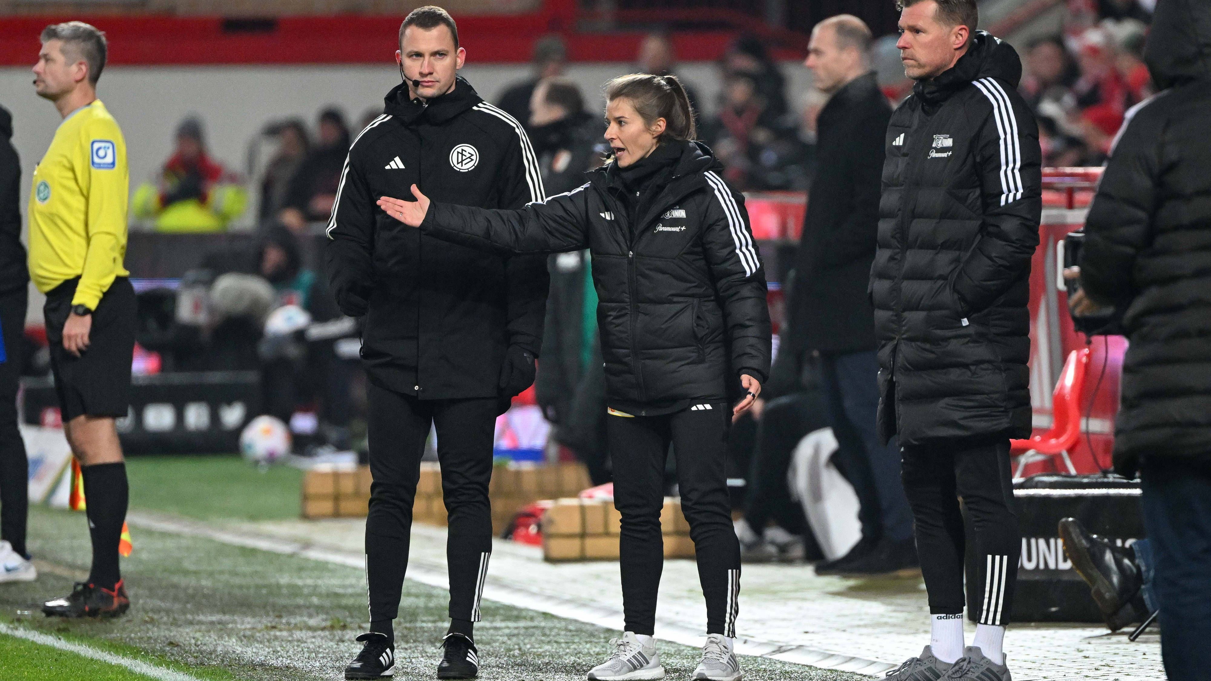 <strong>Marie-Louise Eta schreibt Bundesliga-Geschichte</strong><br>Die frühere Profi-Fußballerin war sehr aktiv an der Außenlinie, sie gab immer wieder Anweisungen.