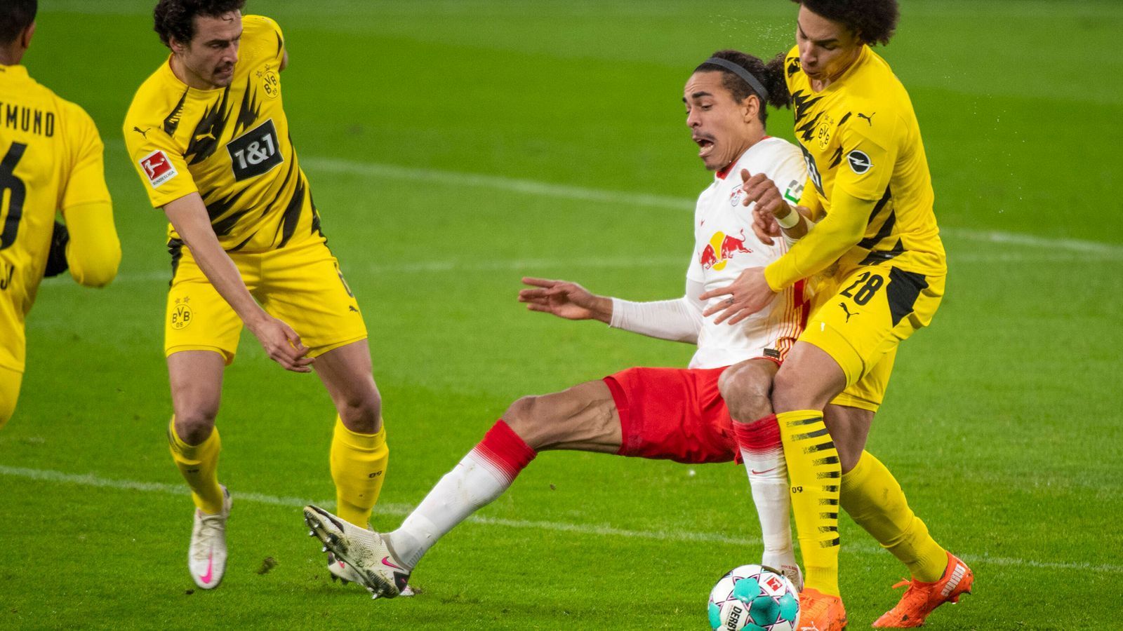 
                <strong>Yussuf Poulsen</strong><br>
                Undankbares Spiel für den Stürmer. Ist im eigenen Offensivspiel wenig eingebunden, umso aktiver arbeitet er jedoch gegen den Ball. Wird von Hummels immer wieder in die Zange genommen. In der zweiten Halbzeit machen sich seine spielerischen Schwächen bemerkbar. ran.de-Note: 4
              