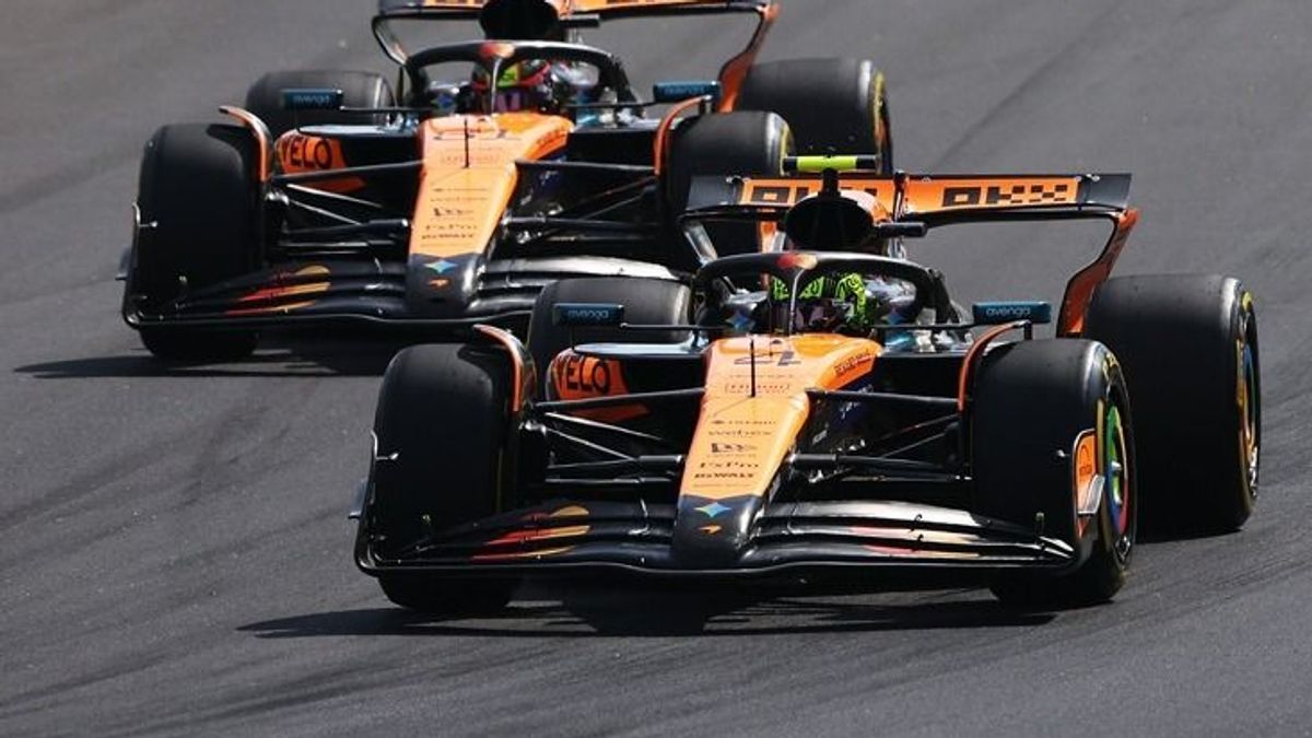 McLaren-Fahrer Lando Norris vor seinem Teamkollegen Oscar Piastri in Monza 2025