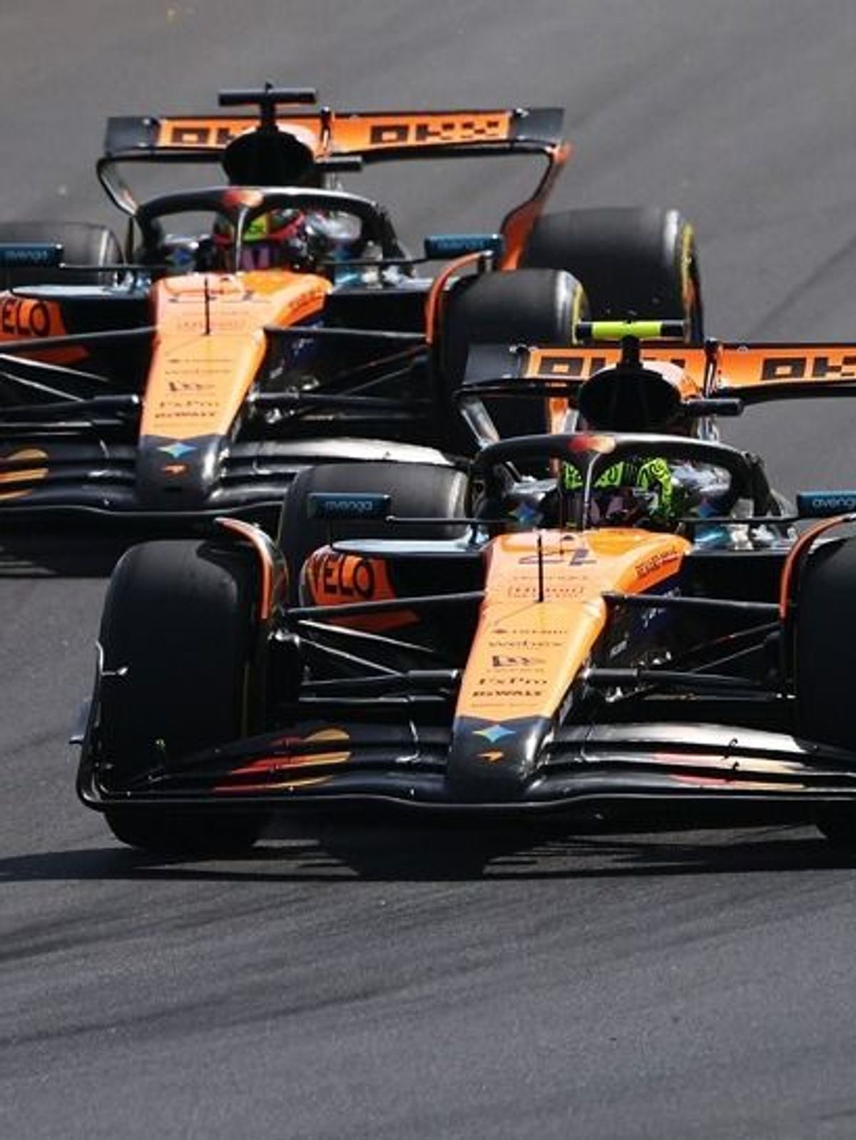 McLaren-Fahrer Lando Norris vor seinem Teamkollegen Oscar Piastri in Monza 2025