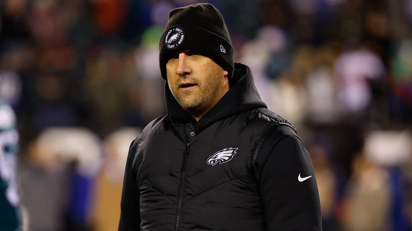 
                <strong>Philadelphia Eagles</strong><br>
                Macher: Die Erfolgsstory der Eagles ist die Geschichte von Hurts, aber alles zusammen hat Nick Sirianni eingefädelt. Der Head Coach hat aus dem strauchelnden Sieger von 2017 wieder einen ernsthaften Anwärter auf den Super Bowl gemacht, dabei an ganz vielen Stellschrauben erfolgreich gedreht. Er ist der Macher des Erfolgs, doch den Platz unter den drei Finalisten um den "Head Coach of the Year" hat er nicht bekommen. Ein Grund mehr, den Eagles die Daumen zu drücken.
              